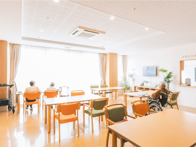 明るいテラス付き室内 ラウンジ 自然光がたっぷり差し込む快適なラウンジです。リラックスしながらゆったりと過ごせます。