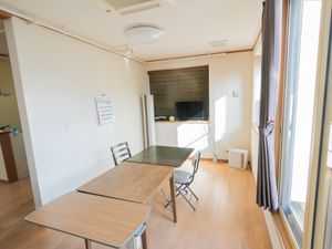 明るい窓辺の部屋