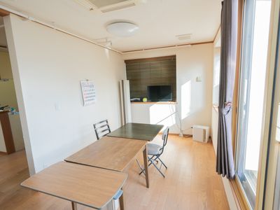 明るい窓辺の部屋