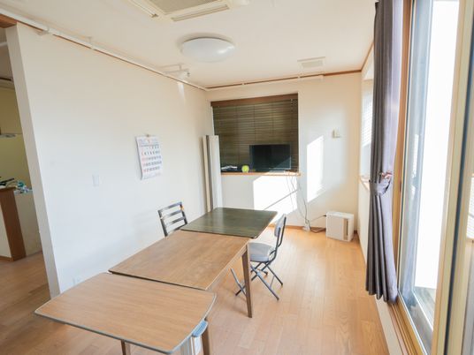 明るい窓辺の部屋