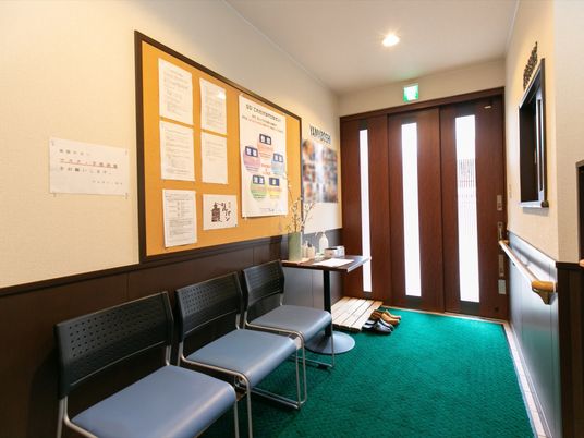情報掲示のある廊下