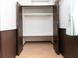 整然とした明るいクローゼット