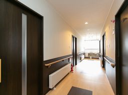 明るい廊下と部屋の扉