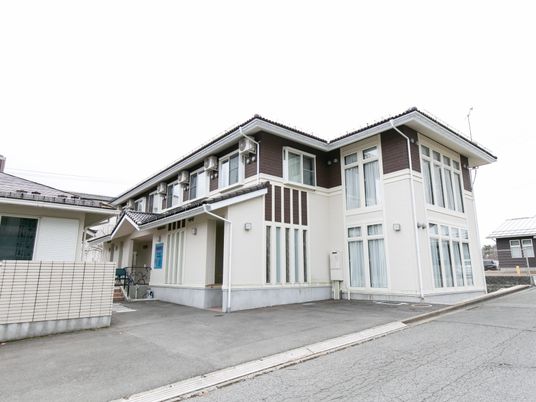 広々とした明るい建物外観