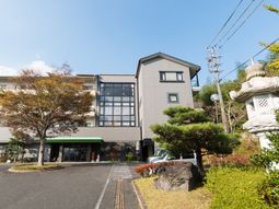 明るい施設の外観