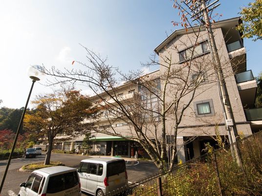 秋晴れの施設外観