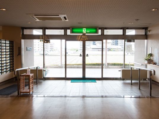 エントランスの明るい空間