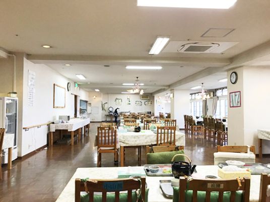 広々とした明るい食堂