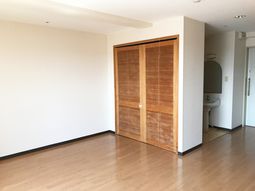 明るい居室の簡潔な内観