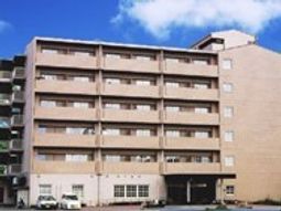 明るい日差しの建物外観