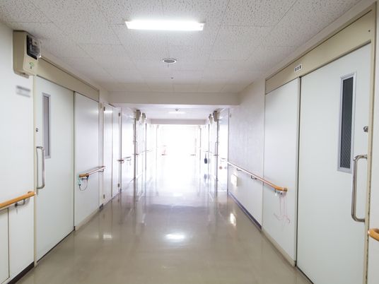 広々とした明るい廊下