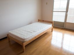 シンプルな居室のベッド