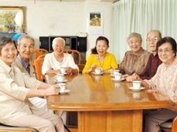 笑顔で集う人々ダイニング