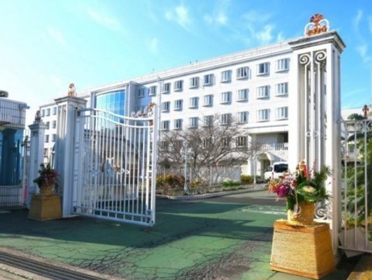 明るい外観と門扉の施設外観  