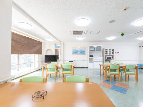 広々とした明るい空間の食堂