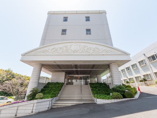 華やかな正面玄関