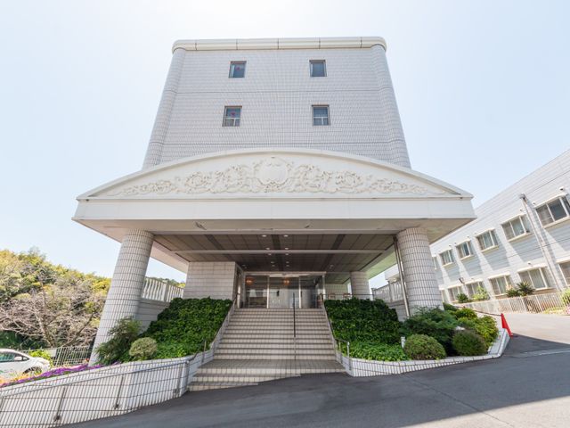 華やかな正面玄関 エントランス エレガントなデザインのエントランスが印象的で、利用者を暖かく迎える雰囲気を感じられます。