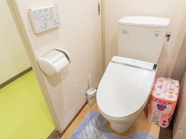 清潔なトイレ トイレ 使いやすい清潔な空間で、快適に過ごせます。用具も備えられており便利です。
