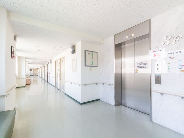 明るい廊下とエレベーター 廊下 広々とした廊下とエレベーターが配置されています。明るく、移動がしやすい環境です。