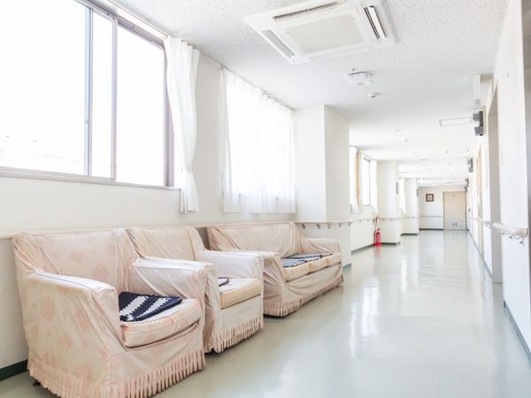 椅子が並ぶ廊下