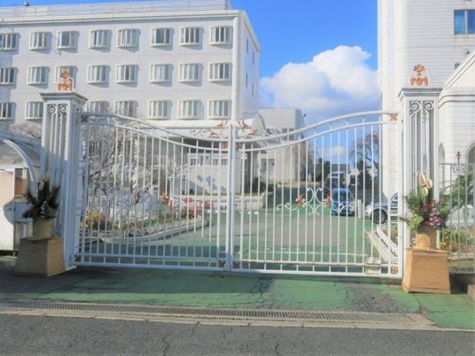 施設の正門  