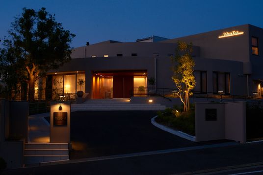 夕暮れ時の建物外観