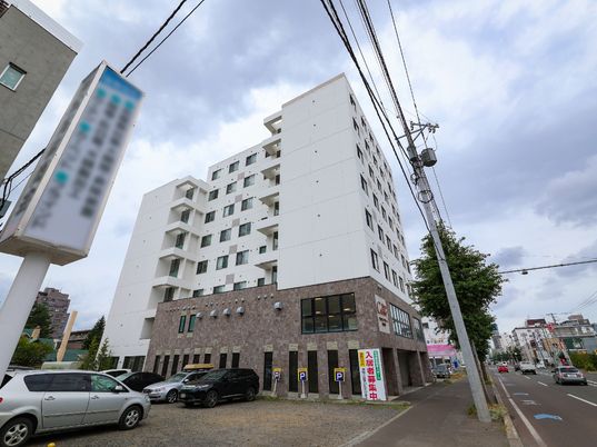 都市の中のモダンな外観