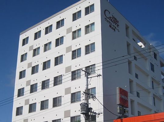 白い建物の外観