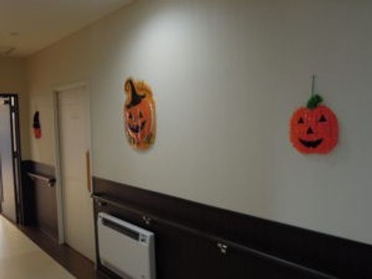 ハロウィン飾りの廊下  