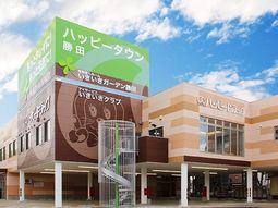 施設外観の明るいデザイン