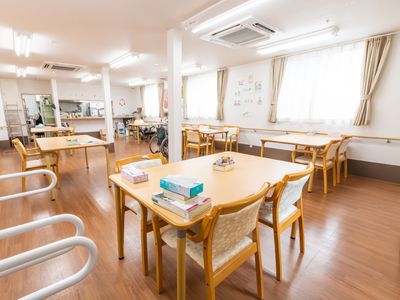 広々とした明るい食堂