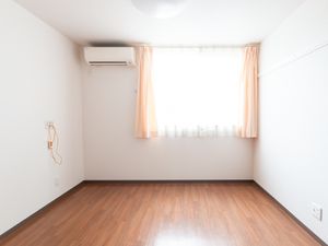 洋室とエアコンのある部屋