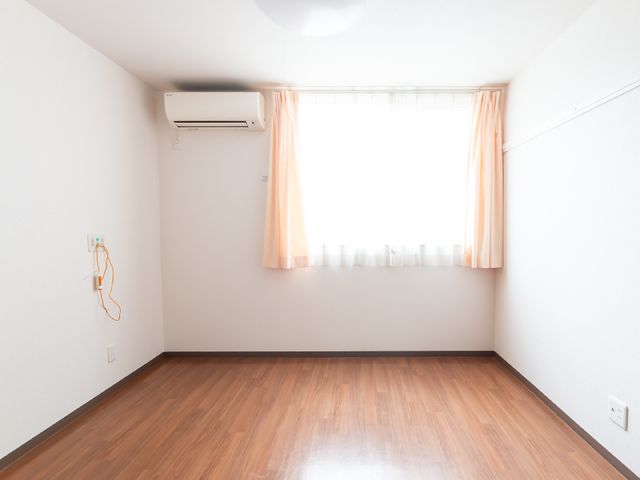 洋室とエアコンのある部屋 居室 明るく清潔感のある個室です。心地よい生活空間をお探しの方に適した場所です。