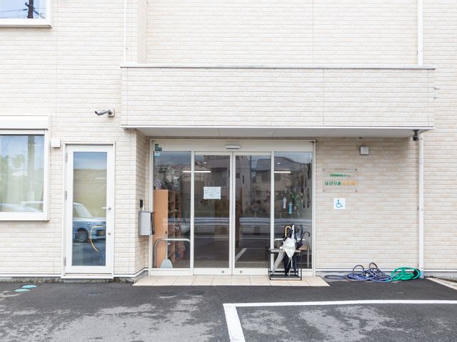 明るい施設のエントランス 外観 広々としたエントランスは、車椅子でも楽に通れる設計です。清潔感のある外観からも、心地よい環境がうかがえます。