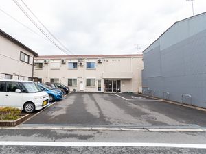駐車場のある建物正面
