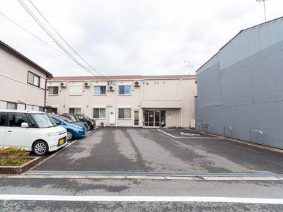 駐車場のある建物正面