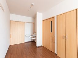 明るい居室の一角