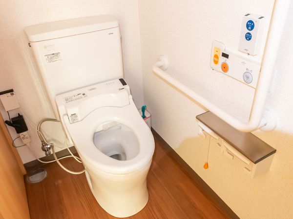 手すり付き清潔なトイレ