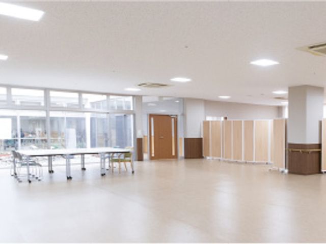 広々とした多目的室 多目的室 自然光が差し込む広々としたスペースで、自由に活動できます。用途に応じて利用可能です。