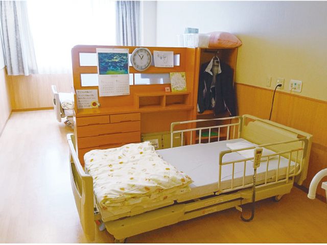 落ち着いた雰囲気の居室 居室 窓から自然光が差し込む落ち着いた空間で、快適に過ごせます。収納も充実しています。