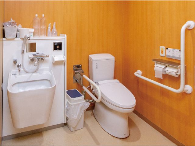 使いやすいトイレ空間 トイレ 明るく清潔なトイレには、手すりが設置され、安心して利用できる設計です。
