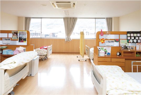 窓のある広々とした居室