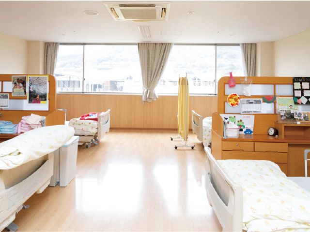窓のある広々とした居室 居室 自然光が差し込む明るい居室です。広々とした空間で、快適に過ごせます。