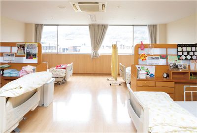 窓のある広々とした居室