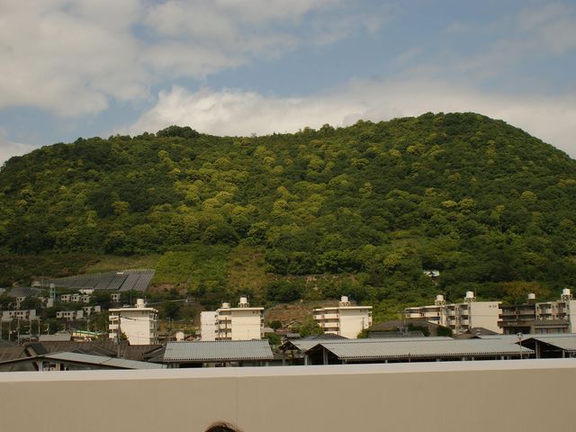 山が見える展望台 テラス 広々とした眺望が楽しめるテラスです。山を眺めながらリフレッシュできる空間です。