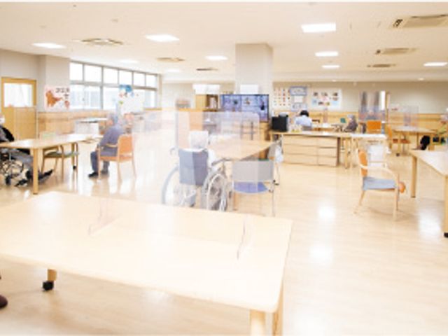 明るい共有スペース ラウンジ 広々としたラウンジでは、自然光が差し込み、椅子に座ってリラックスできる環境です。