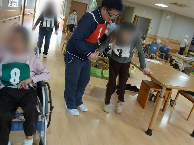 会話のある廊下 廊下 広々とした廊下は、車椅子でも通りやすい設計です。スタッフとの会話を楽しめる場所になっています。