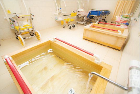 木製の設備が特徴の浴室