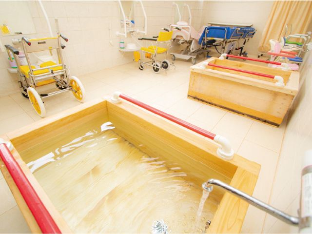 木製の設備が特徴の浴室 浴室 木の温もりを感じる清潔な浴室です。車椅子をご利用の方にも安心してお使いいただけます。