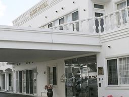 白い建物のエントランス